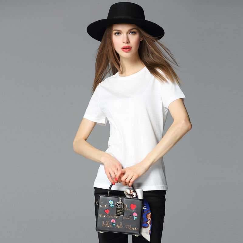 女人出街这样穿，看得让人脸红，嫩上添嫩