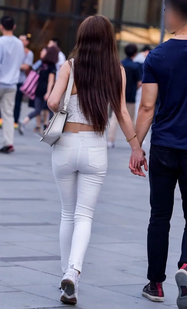 紧身裤虽然需要好身材，但有些小姐姐天生就有性感身材