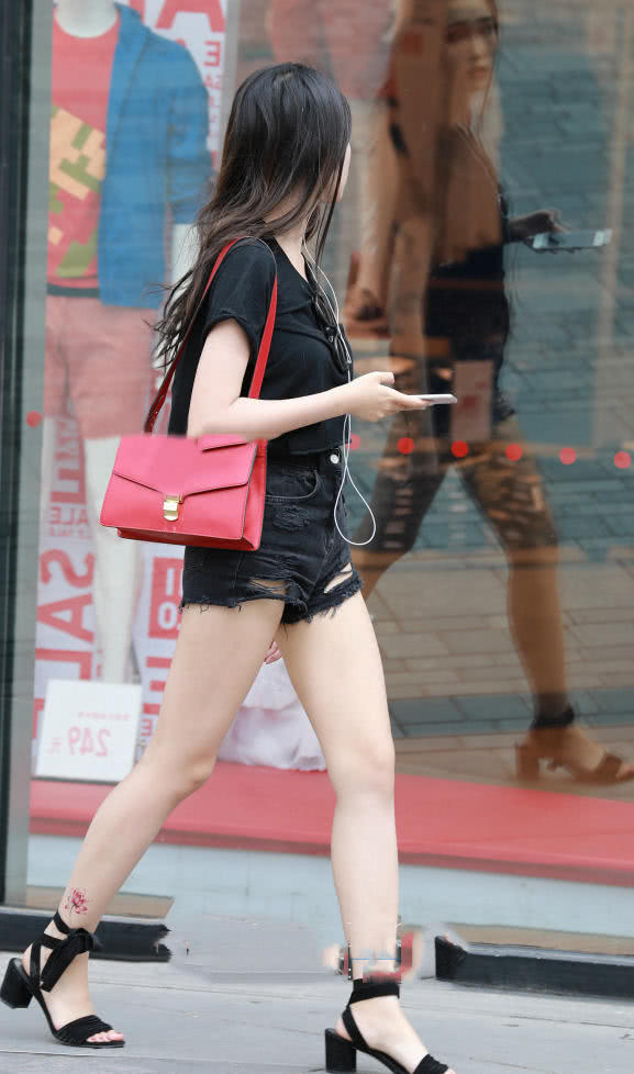 气质小姐姐黑色短裤秀出了白皙的美腿，曼妙的身姿也是性感很是迷