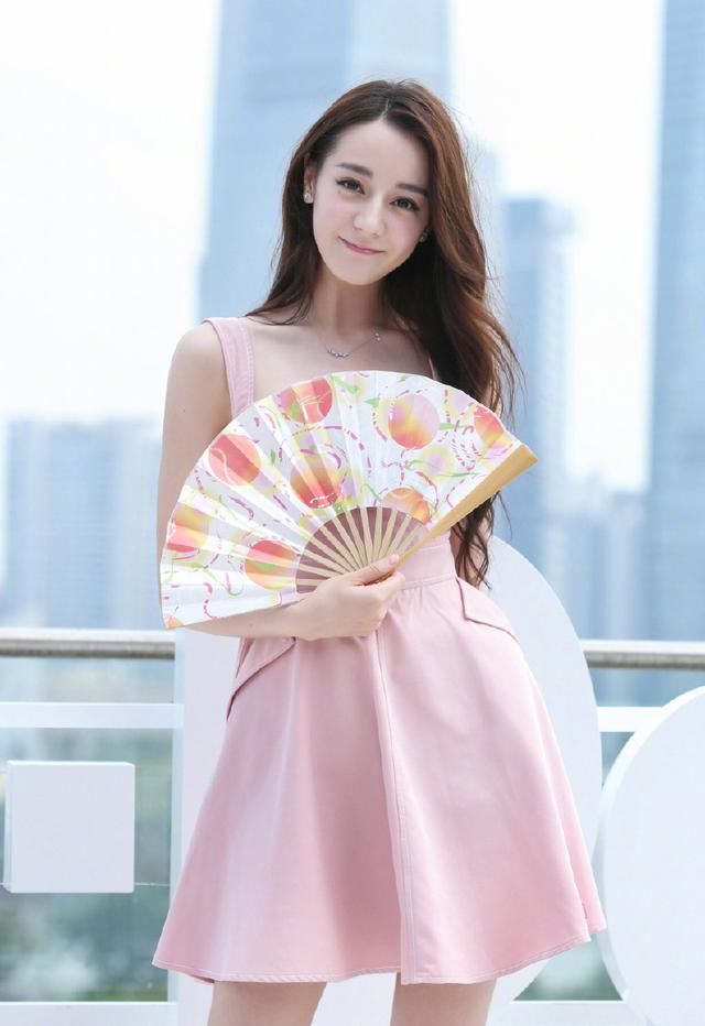 本以为关晓彤穿粉裙够少女的了，可看到迪丽热巴，我愣住了！