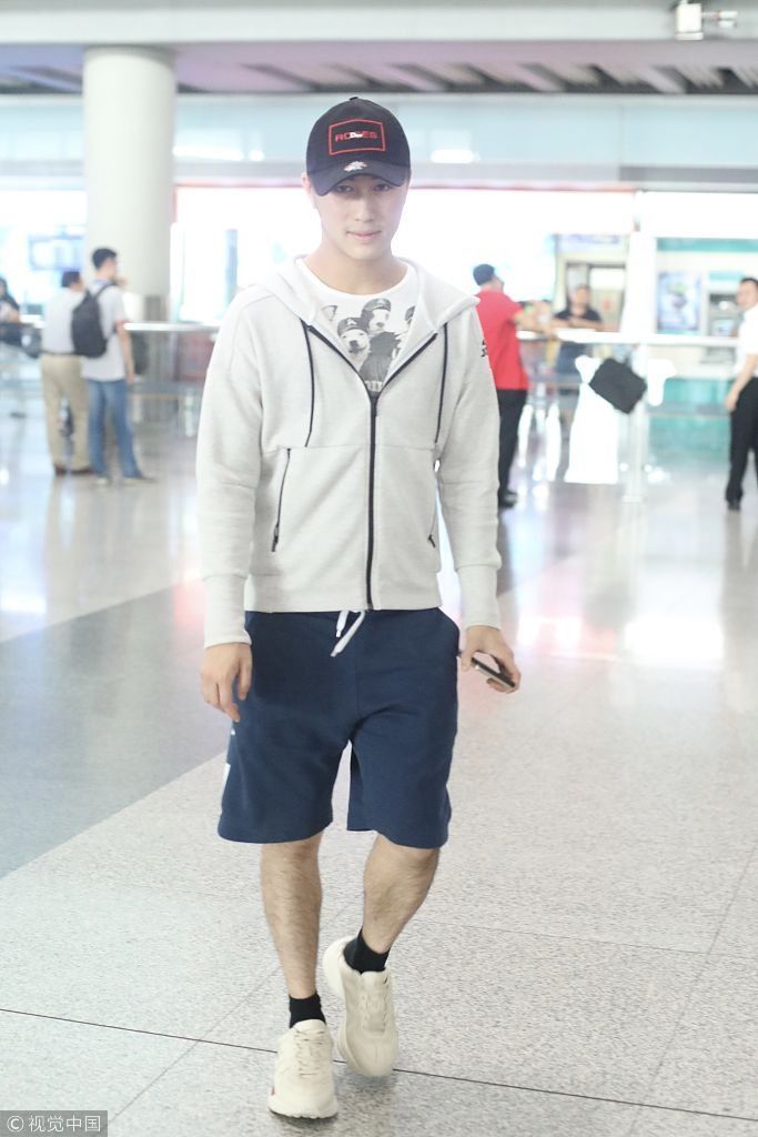 老套路！奚梦瑶与何猷君同机抵京分开走  瘦成“纸片人”大长腿吸