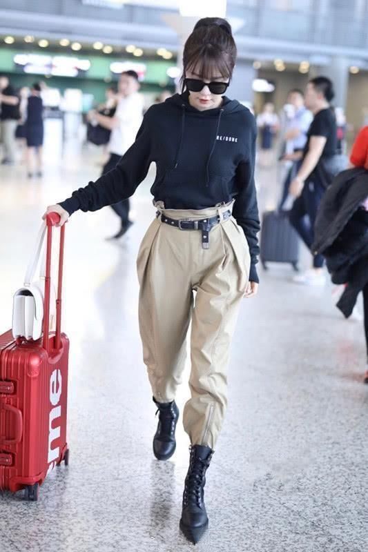 同穿“纸袋裤”，沈梦辰帅气有型，吴昕秒变小矮人!