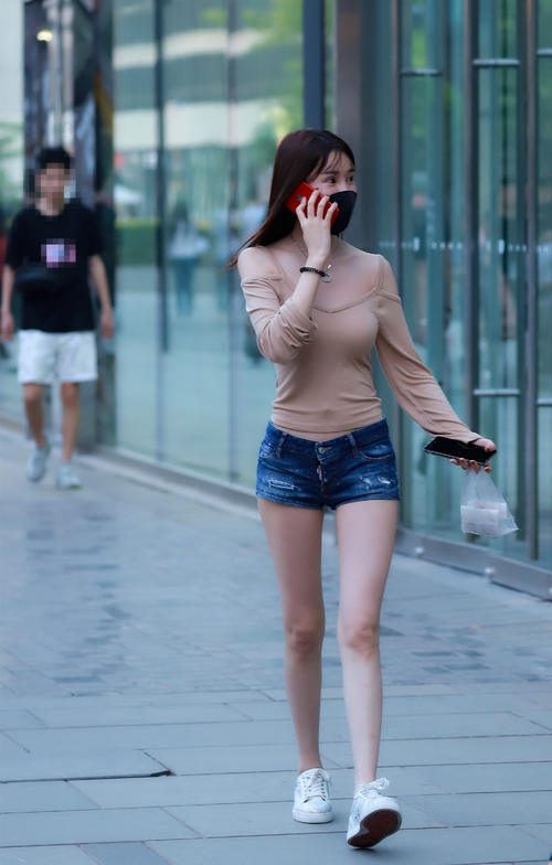 美女颜值不低，秀出完美匀称身材，展现婀娜曲线使人着迷！