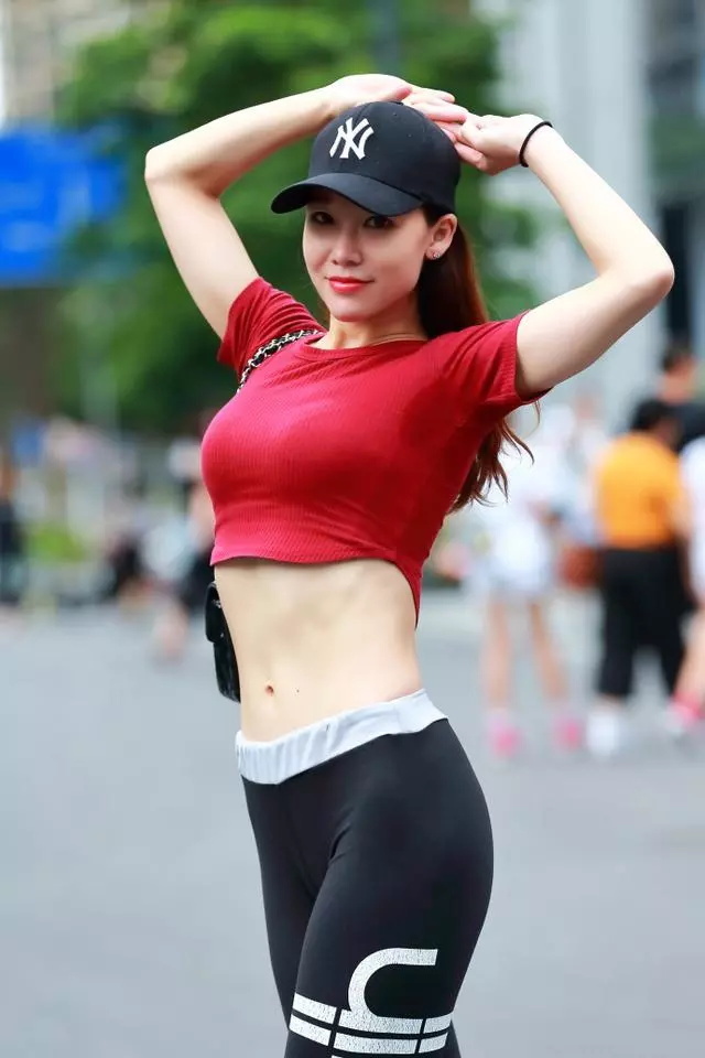 身穿紧身打底裤的姐姐，竟在大街上炫腹，一点都不理会旁人的感受