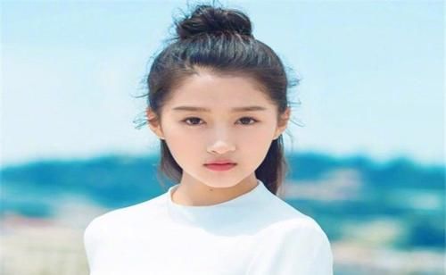 女星小时候照片：杨幂可爱，林允女大十八变，杨紫呆萌图1