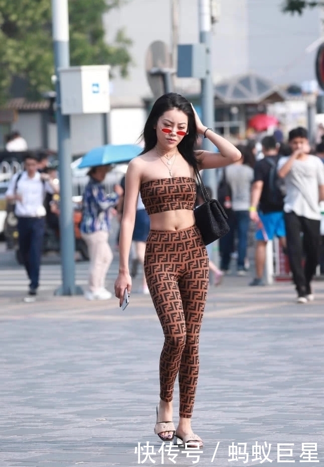 # 美女#身材都不差！，路人街拍：喜欢穿热裤的美女