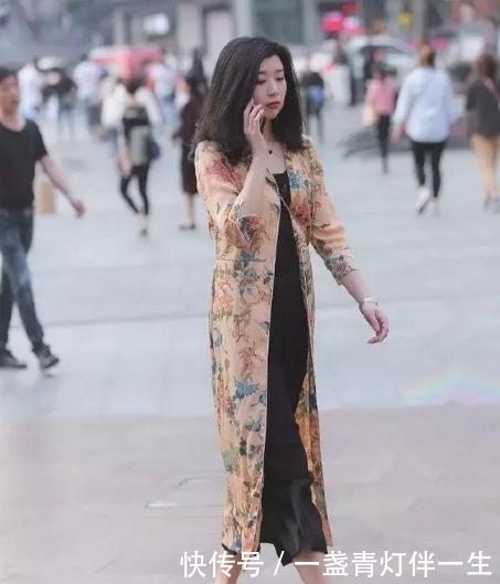 『小姐姐』街拍:雪肤花貌的小姐姐,一条黑色的吊带连衣裙,时尚优雅女人味