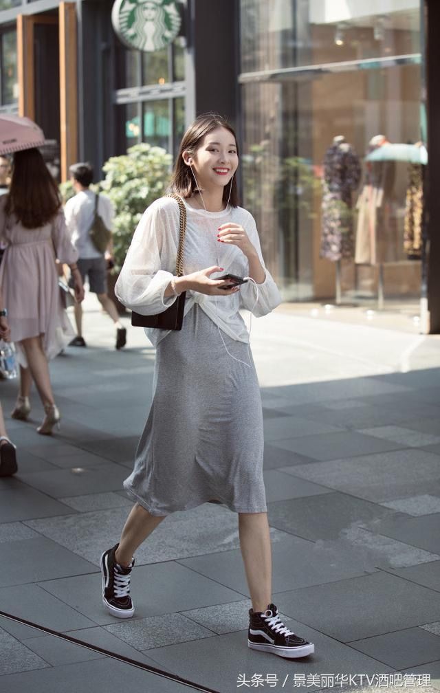 街拍成都美女，网友:姐的大长腿真不是传说!