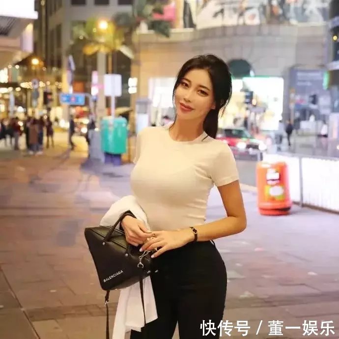 街拍：小姐姐白T恤，身材匀称，看的挺起劲！