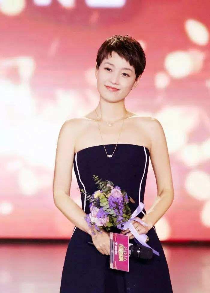 粉色短袖搭破洞裤, 马伊琍时髦起来, 真让人意外!