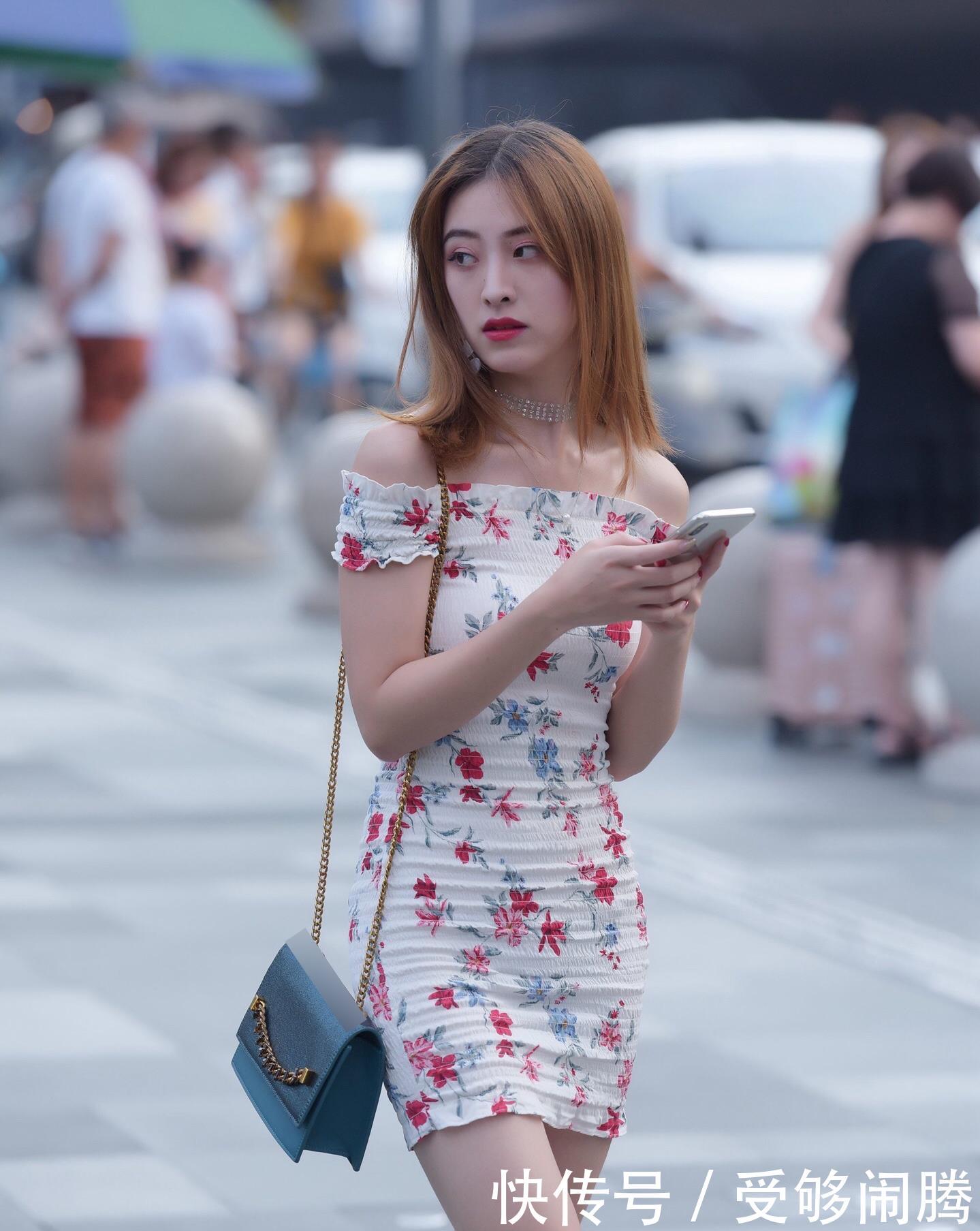 「 紧身」穿出清新女人味，露肩紧身短裙