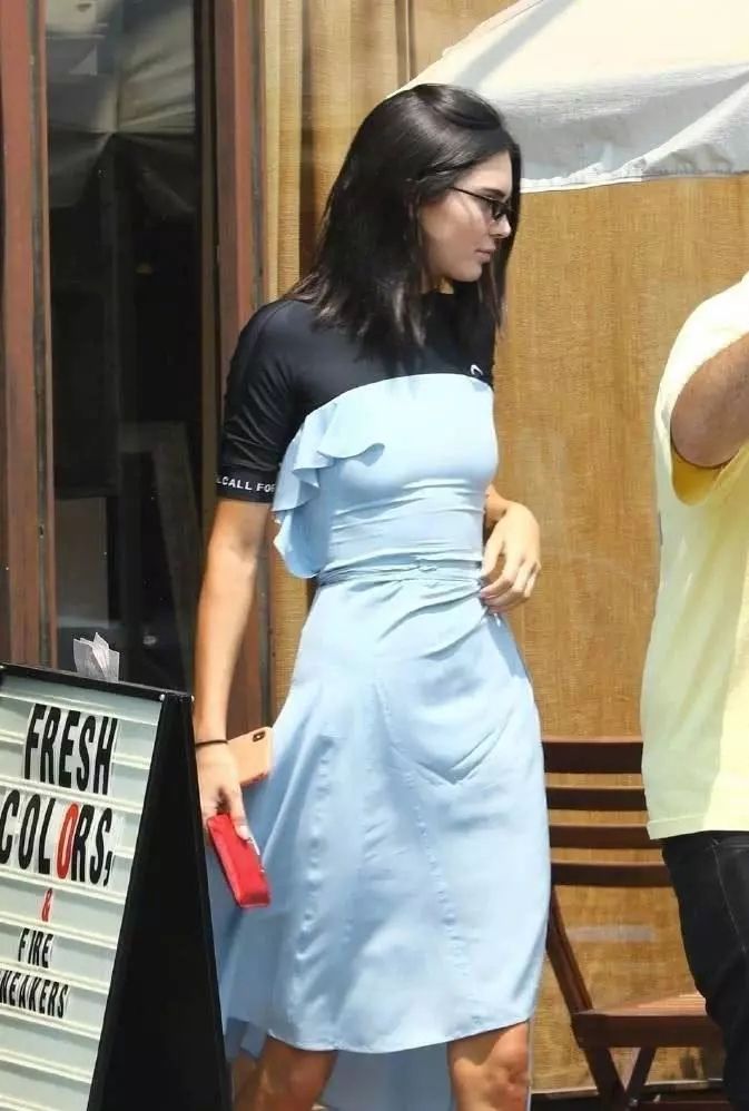 国际第一超模肯豆出街,下身似裹了个“浴巾”风一吹什么都看光了