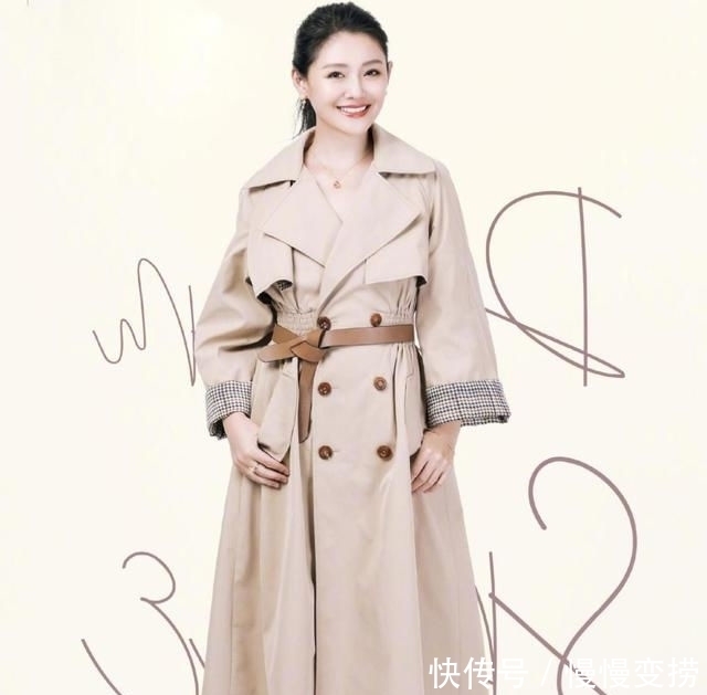 美女:路人街拍,身姿摇曳的打底裤美女,散发出女神气场!