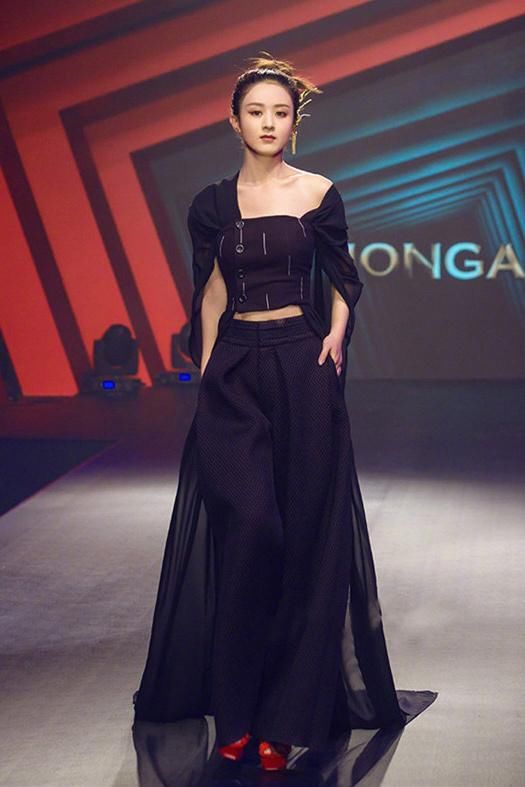 31岁赵丽颖如今私服衣品开挂,连衣裙穿出新花样,竟变得如此时髦