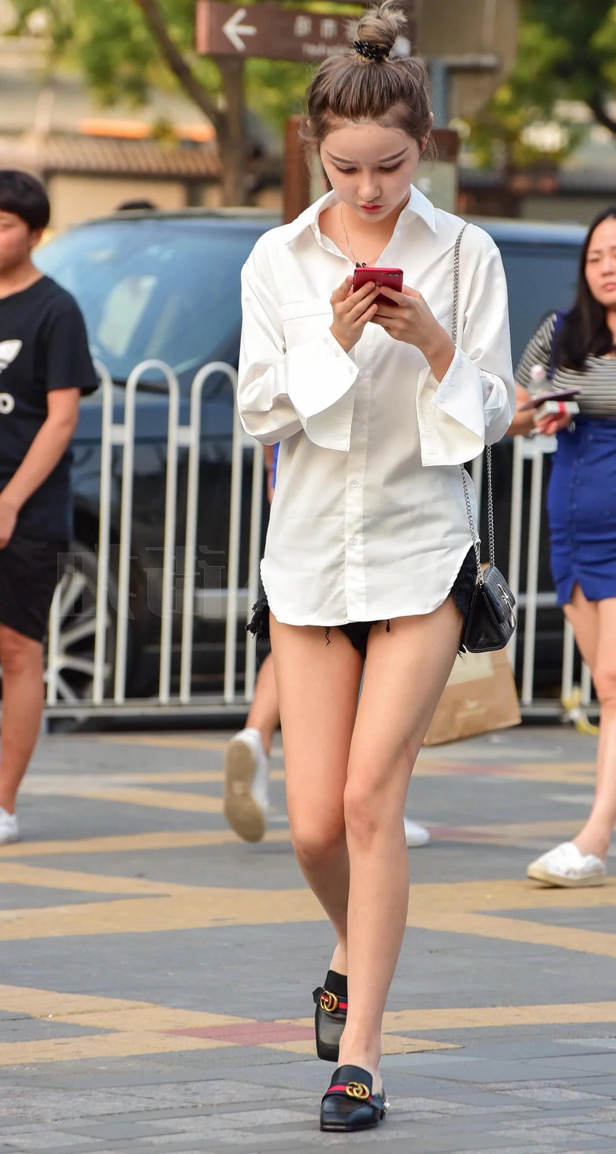 气质小姐姐丸子头俏皮甜美，这大长腿让正在抽烟的大妈都高看一眼