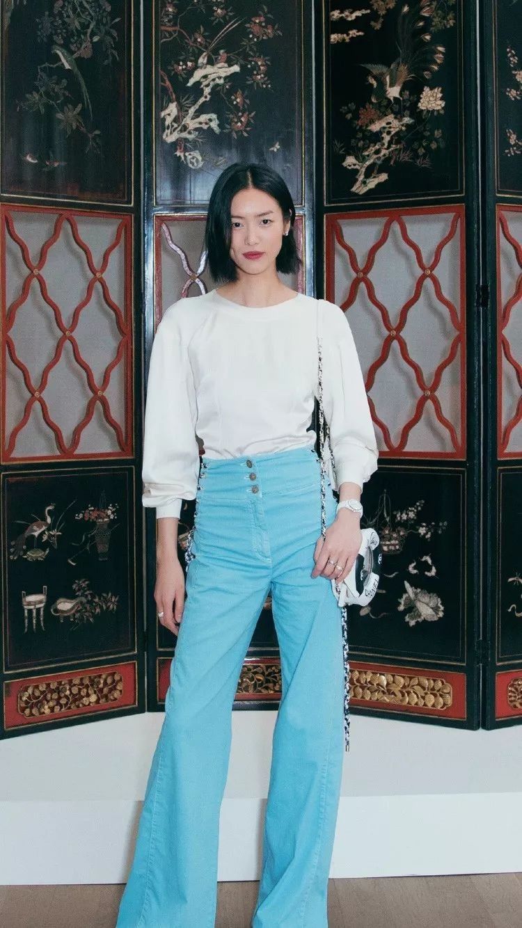 倪妮用假领衬衫抱抱单身的自己，舒淇打破亚洲人难穿玫红的魔咒!