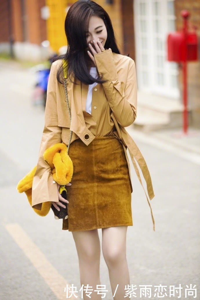 李小冉这么窄的短裙也要硬往里塞衬衫,网友:再胖点都穿不了!