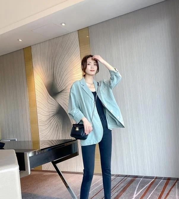  『小脚』阔腿裤已经不流行了,聪明女人都在穿小脚裤,真是太美了