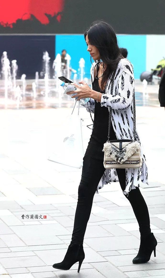 街拍:打底裤，穿出美女天生丽质好底子