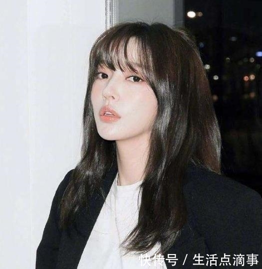 卫衣:“可爱精”洪智允上线!麦色大衣搭配同色系卫衣,保暖又有气质!