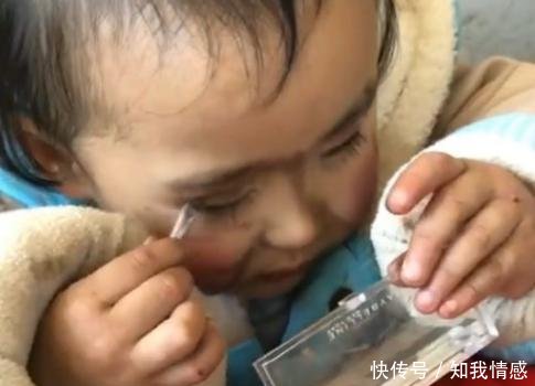 3岁小女孩偷学妈妈化妆，一秒变身，美的让人窒息！