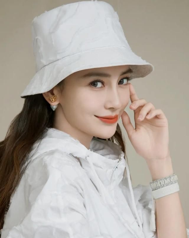  [少女]Angelababy少女感太强,羊绒羔外套搭配牛仔蓝渔夫帽,软萌又可爱