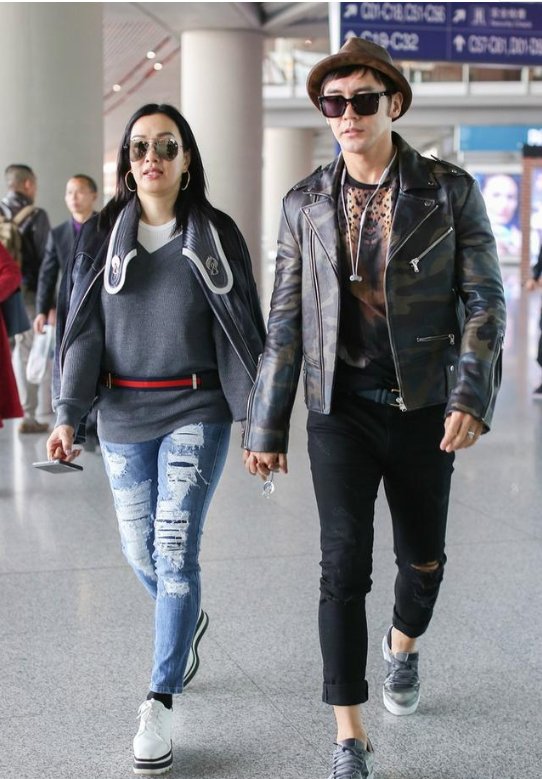 钟丽缇又放飞了，穿非主流破洞裤晒粗腿，网友:张伦硕给她带歪了