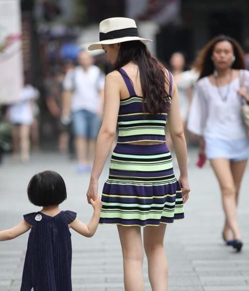  『眉清目秀』街拍：眉清目秀的美女，一条浅色连衣裙外搭灰色外套，时尚靓丽美