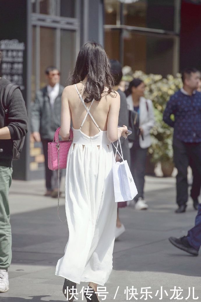 气息|街拍:白衣美背,仙女气息满满的