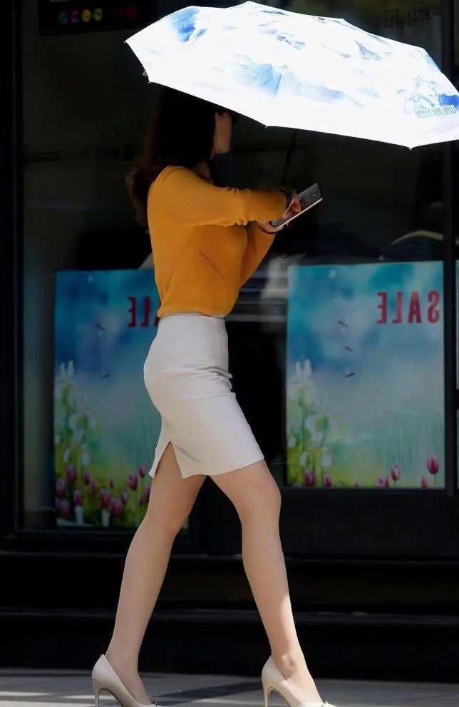 米黄色针织上衣勾勒出丰满的胸部线条，小姐姐你惊艳了时光