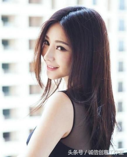 柳岩的迷人拍照姿势，图1漂亮，图3性感，图五目不转睛！