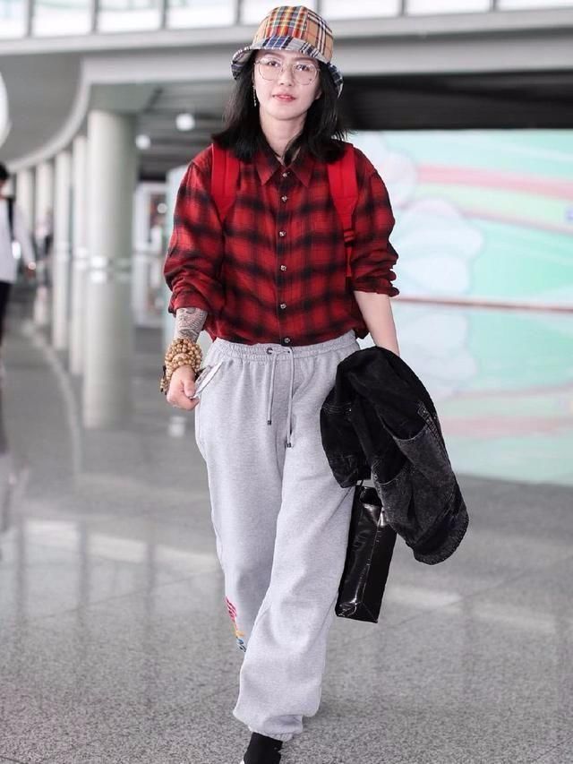 谭维维穿裙子，这腿简直了！怎么一穿裤子就成小短腿了？