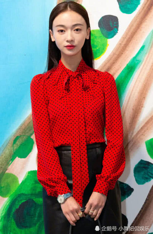 吴谨言成大忙人，穿复古装与杨幂朋友合影，竟印证对方“变脸”了