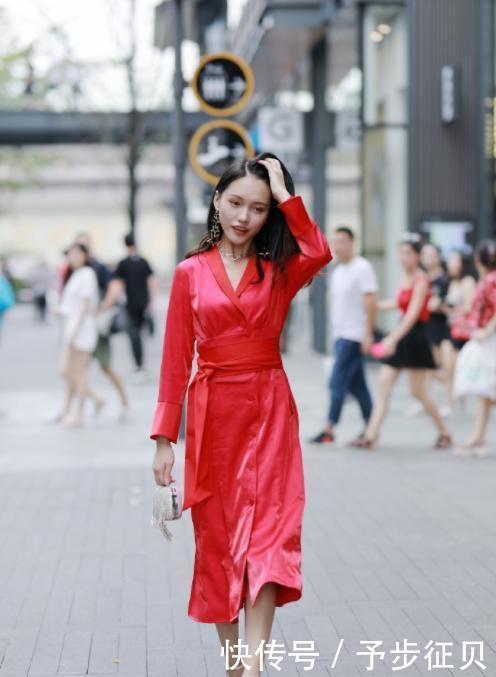  「气质」街拍：拨弄头发的美女，一袭大红色连衣裙，更显肤白貌美的气质