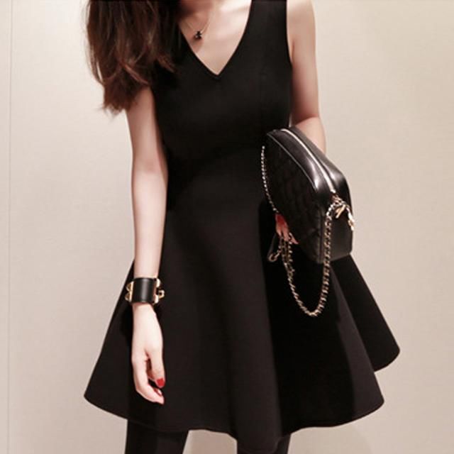 今年最流行“赫本黑”优雅裙，太高贵了!大方得体，更显简约质感