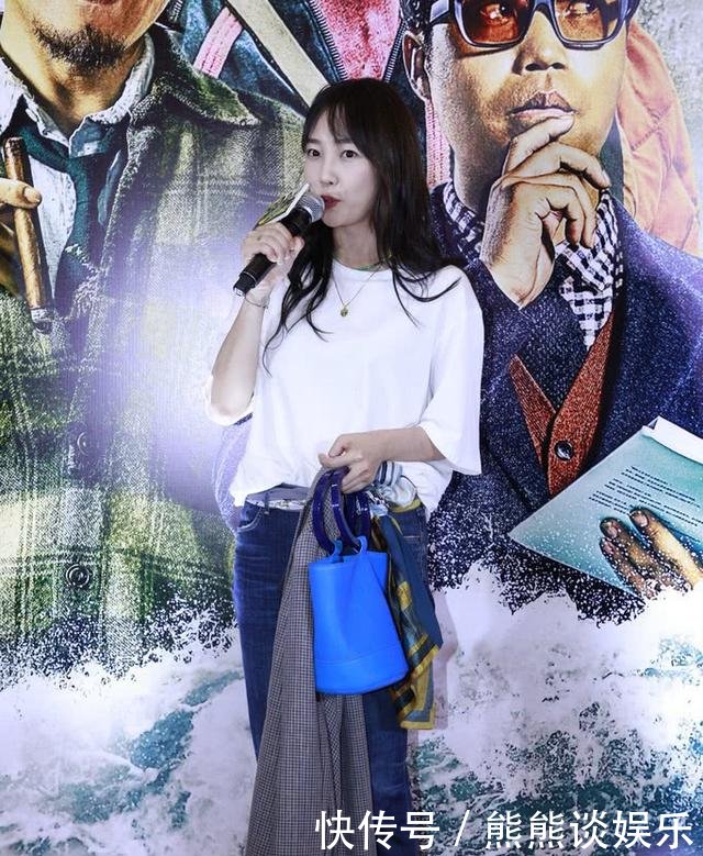 白百何出席活动，长发披肩气质优雅，牛仔裤上挂丝巾时髦炸了！