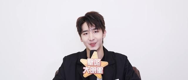  喜欢@赵让签名会有个兔耳朵与刘也有关，他评价R1SE是国内最吵男团