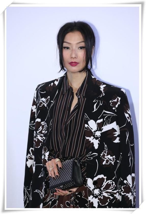 当45岁郑秀文遇见47岁俞飞鸿，这就是过度保养和自然老去的差距！