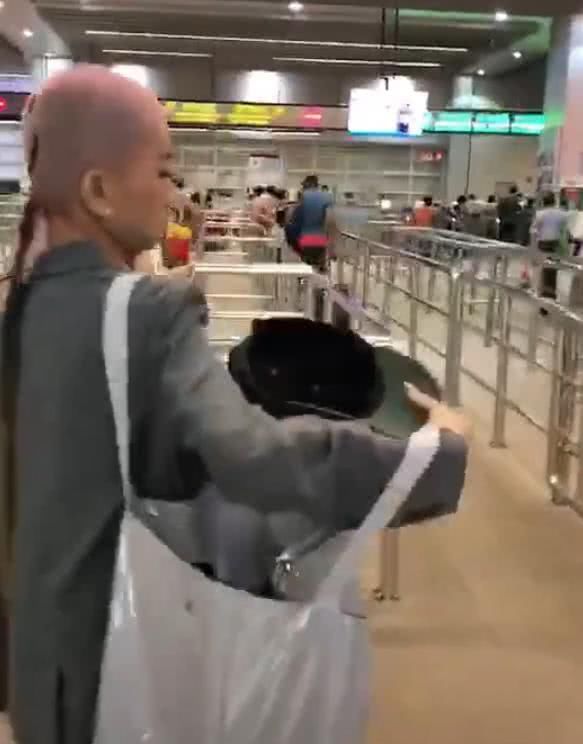 抖音这个帽子姐火了，近看让人咂舌，网友：梁静茹给你的勇气吗？