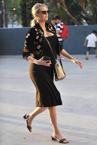 “全球最性感女人”凯特怀孕后身材更丰满，可看到她的腿我沉默了