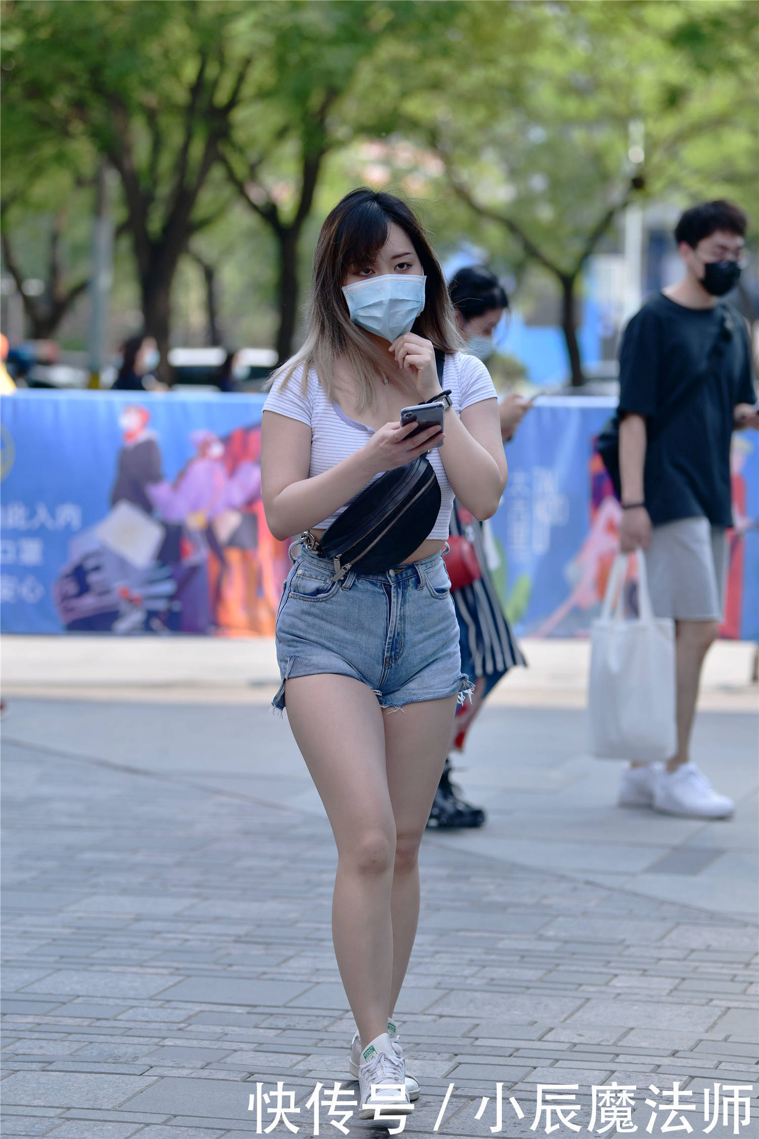  『凸显』淡淡的橘色中高领上衣，让小姐姐看上去气质又温柔，凸显迷人魅力