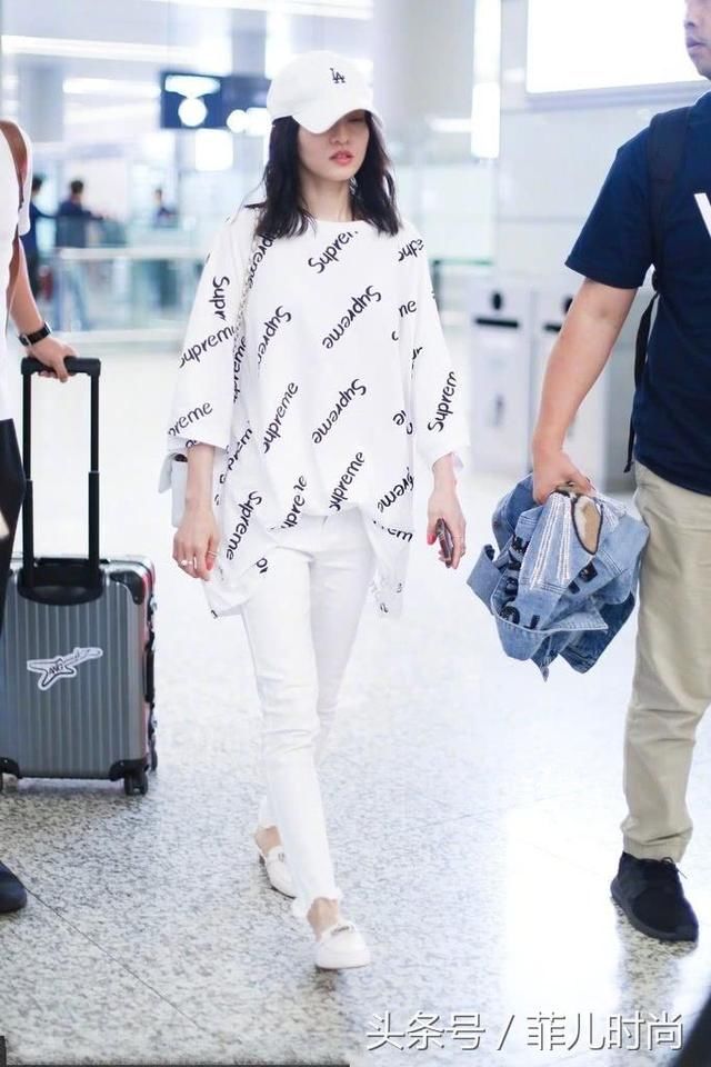 张韶涵现身机场，白色紧身裤穿成小短腿，网友:被上衣给毁了!