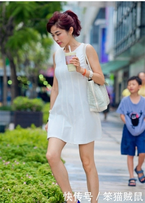  『带笑』街拍：美女白色穿修身短裙，身姿曼妙，眉眼带笑