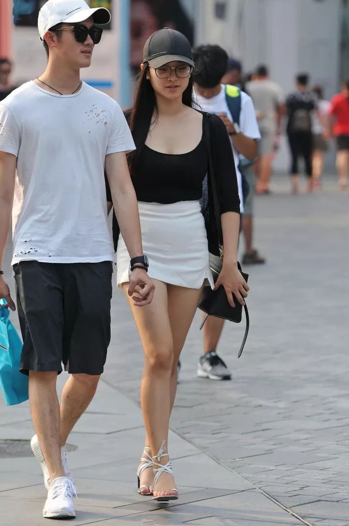 街拍：大U领背心的小姐姐，黑色尽显曼妙的身形