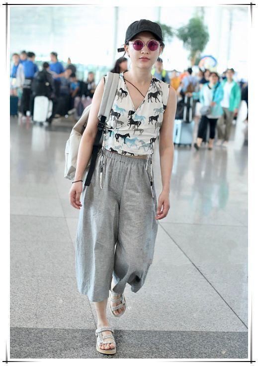 44岁周迅终于不低调！小马衫配阔腿裤秀细腰，网友：嫩起来认不出