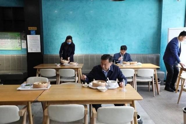 『营情况』高新区领导带头体验“堂食”提振市场消费信心