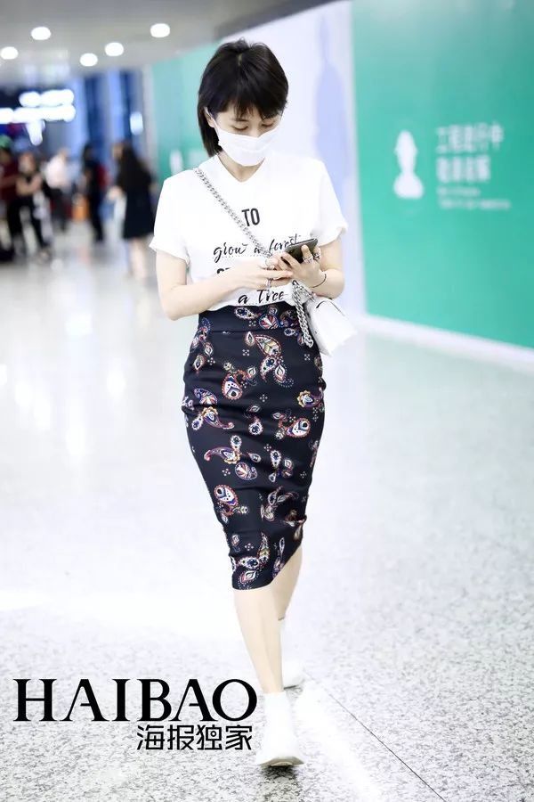 瘦回巅峰的赵薇年轻10岁!白百何这脸是怎么了?【海报街拍】