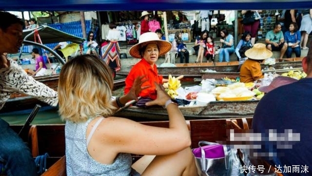 男子在泰国旅游，偶遇美女迎面递来顶草帽，导游大喊：不要伸手！