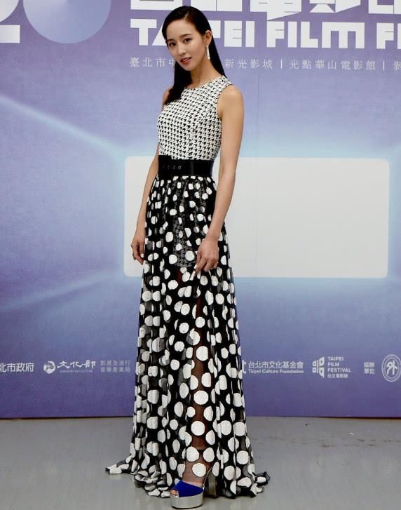 张钧甯这双鞋简直了，“铁板”那么厚的高跟鞋，真的不怕滑脚吗？