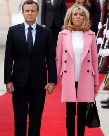 法国“第一夫人”粉衣亮相，却扮嫩失败，发型杂乱且满脸皱纹!